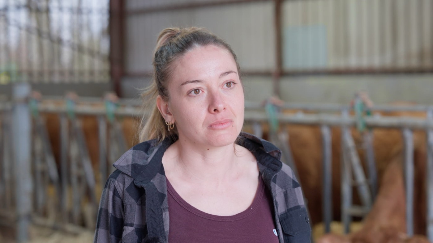 Image du film · portrait d'une éleveuse dans l'étable